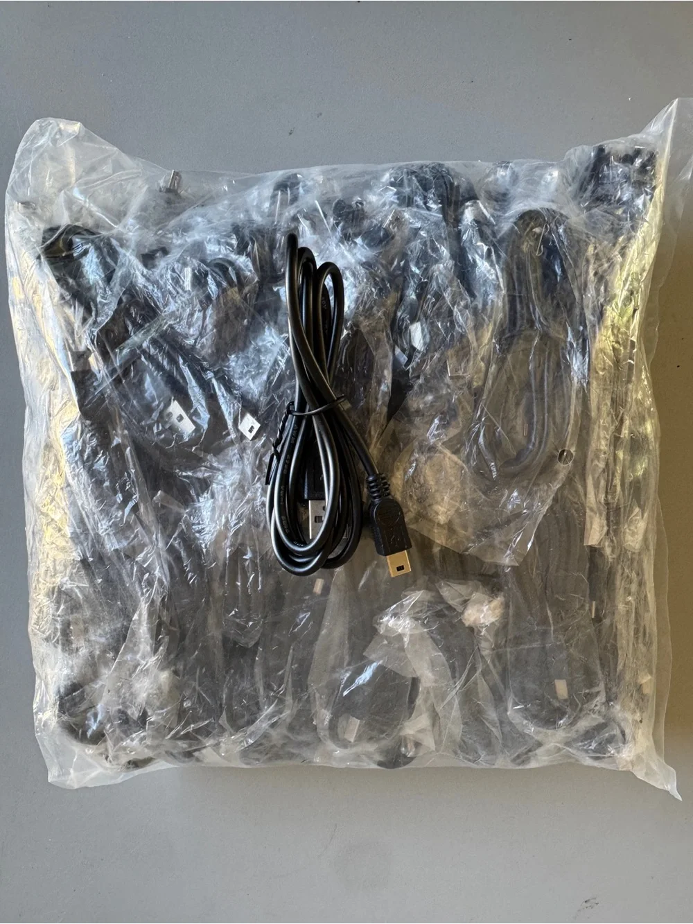 24 kg of USB to USB B Mini/5 pin (approximately 1000 cables)
